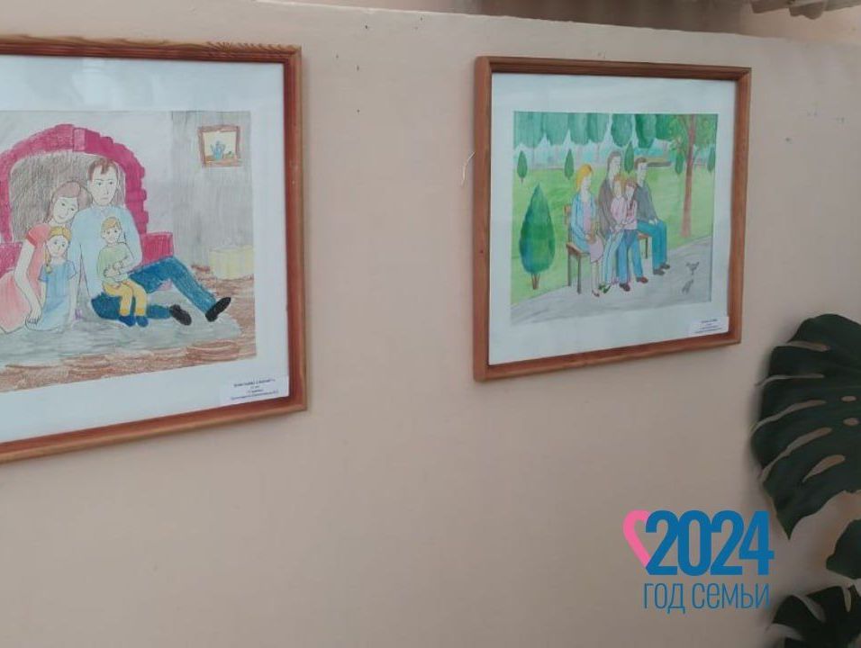 Учащиеся школы искусств № 1 имени Г.В. Свиридова открыли выставку семейных картин, приуроченную к Году семьи..