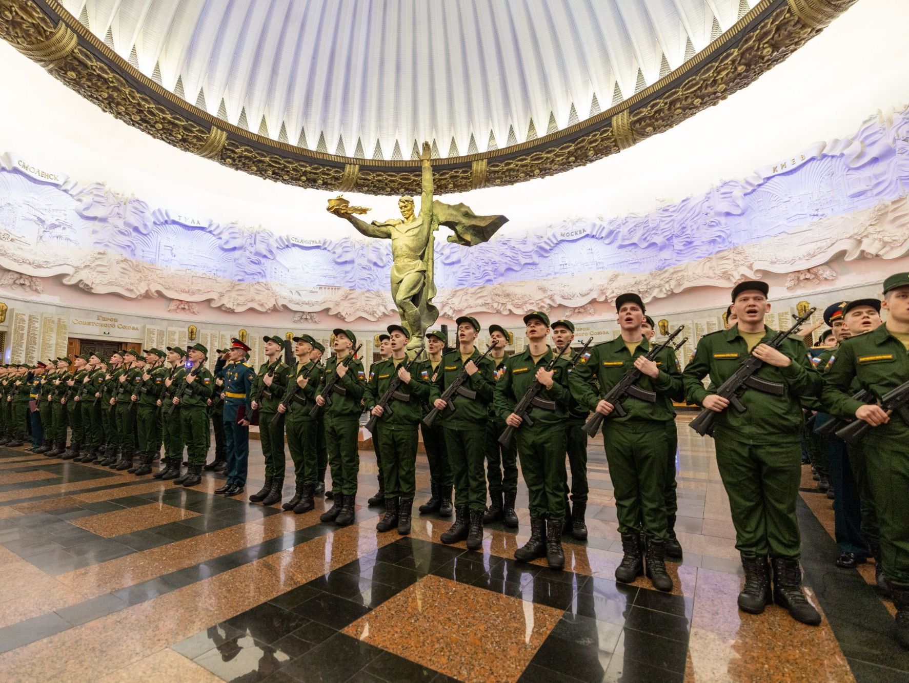 Новобранцы из Курской области стали солдатами Преображенского полка в Музее Победы.