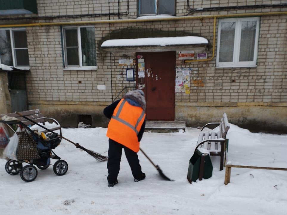 Сегодня в Курске более 500 дворников управляющих компаний, ТСЖ и ЖСК убирают дворы многоквартирных домов от снега.