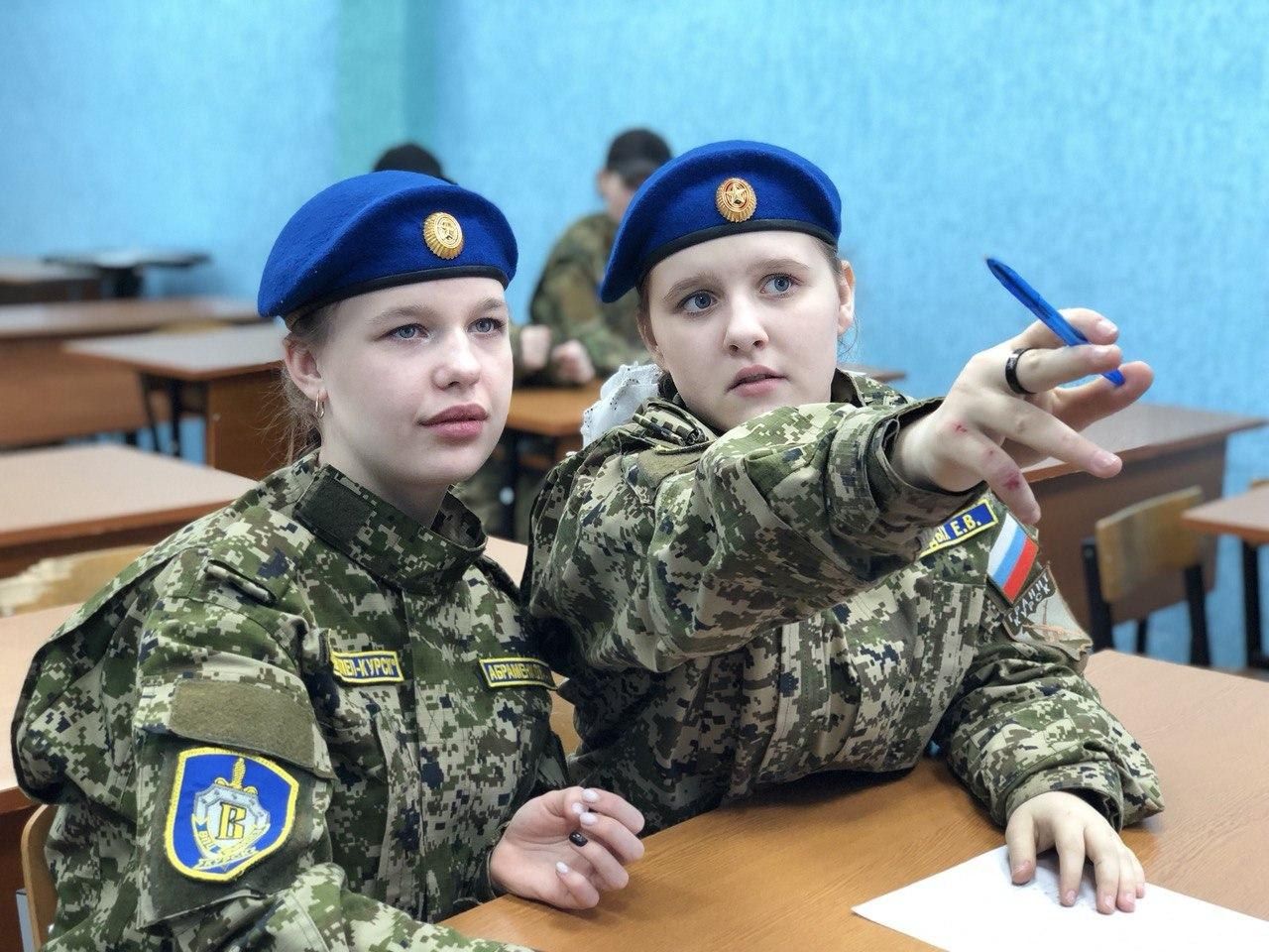 В школе № 35 им. К.Д. Воробьева прошли вторые открытые военно-спортивные соревнования «Равнение на храбрых».