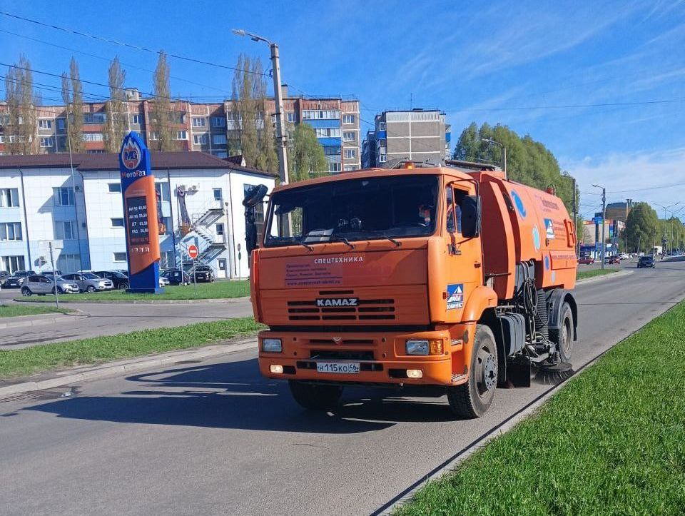В Курске продолжается работа по уборке объектов дорожной инфраструктуры.