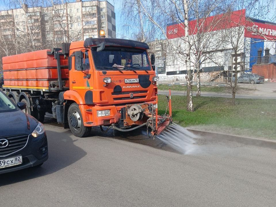 В Курске продолжается уборка городской дорожной инфраструктуры.
