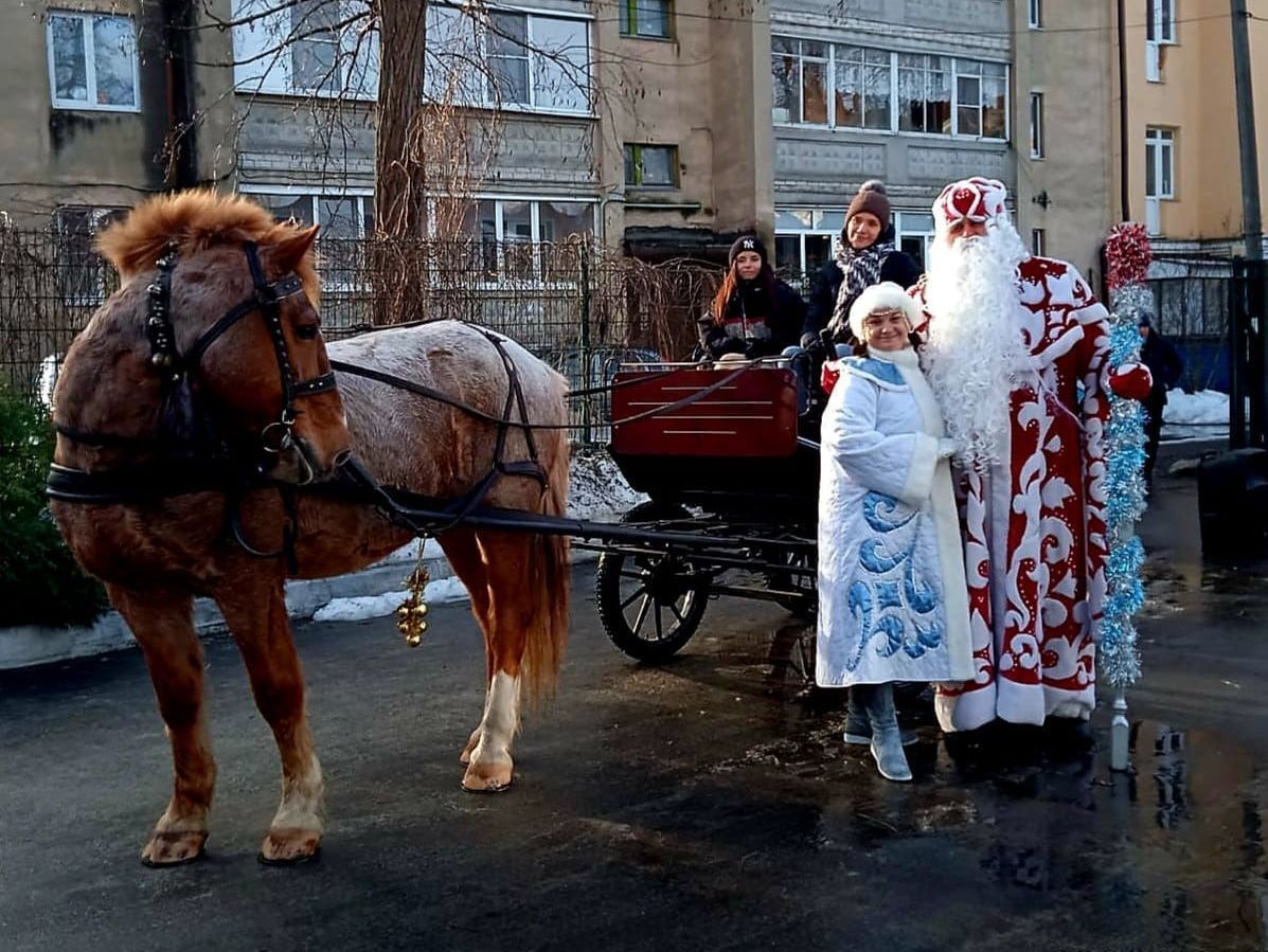 По Железнодорожному округу проехала новогодняя конная упряжка с Дедом Морозом и Снегурочкой.
