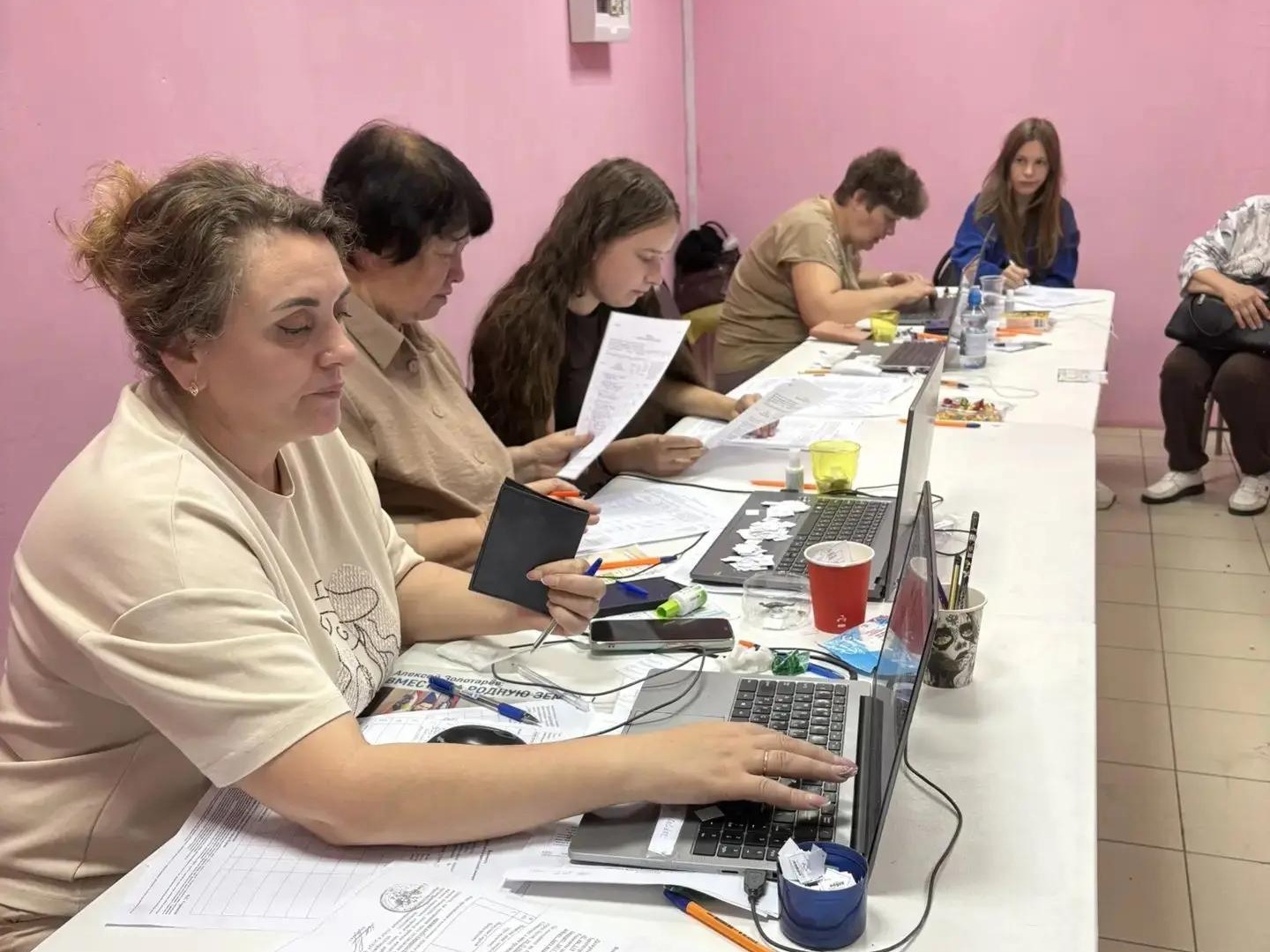 Пункт выдачи гуманитарной помощи, расположенный в здании Центрального рынка (со стороны ул. Сосновской) по адресу: ул. Верхняя Луговая, 13, продолжает свою работу.