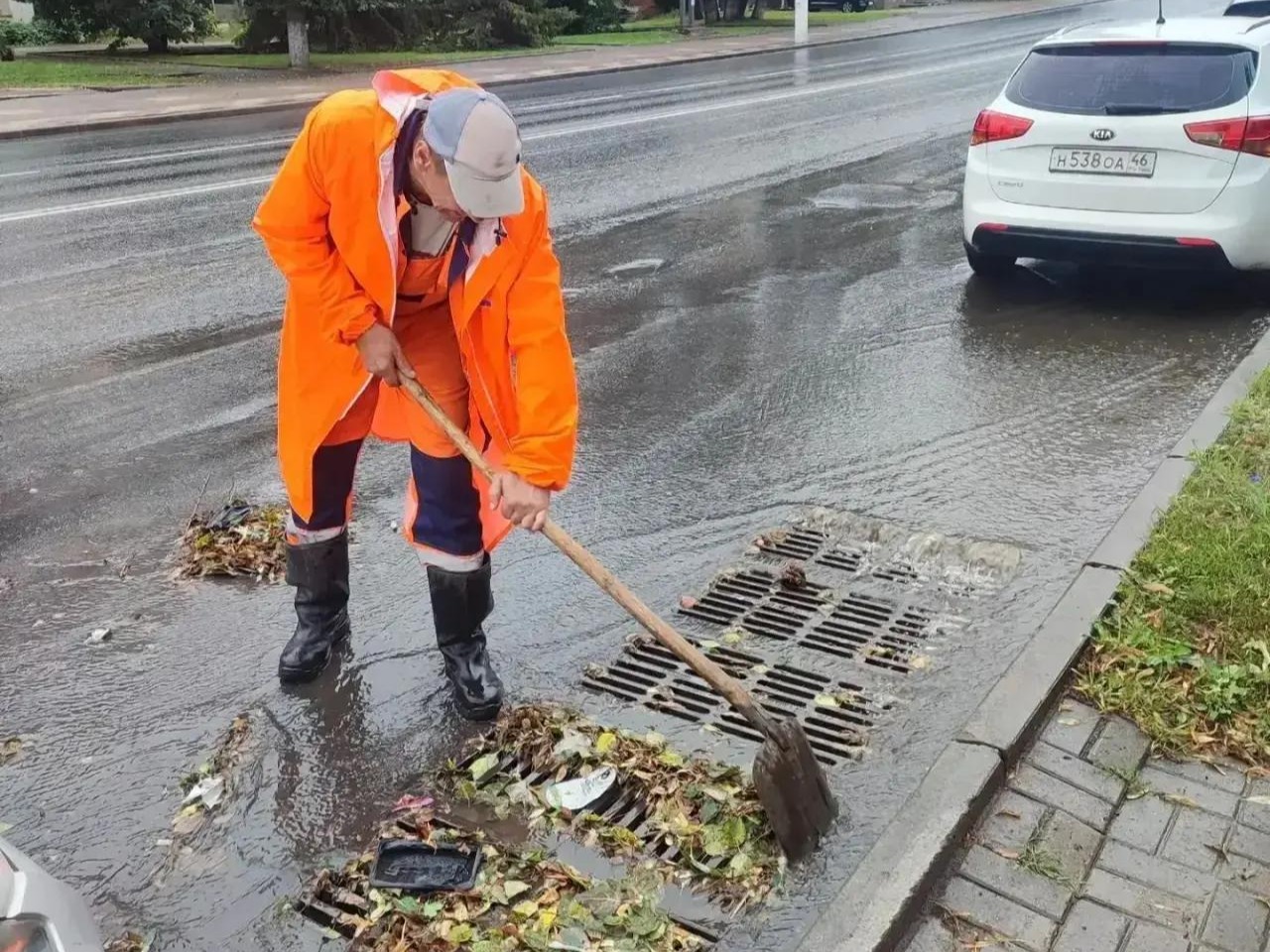 В Курске в связи с непогодой усилена работа по мониторингу состояния ливневок.