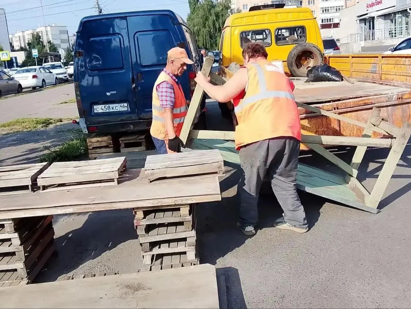 Жители Северо-Западного микрорайона пожаловались на несанкционированную торговлю, которая, со слов горожан, развернулась рядом с проезжей частью в районе дома № 3 по улице Студенческой.