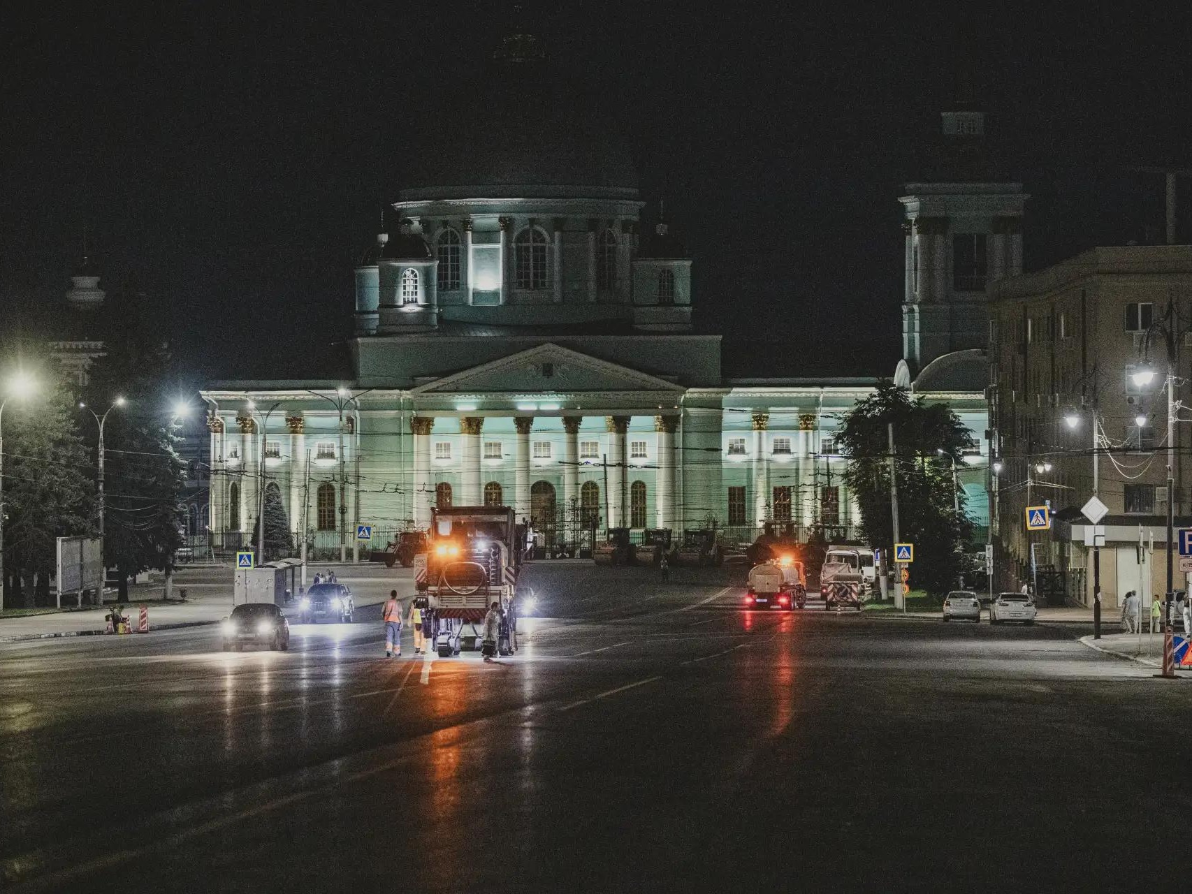 Никого так не радует жаркая сухая погода, как дорожников.