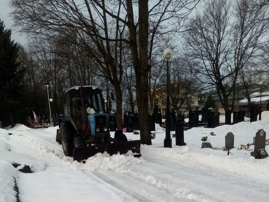 В Курске продолжается уборка снега в парках и скверах.