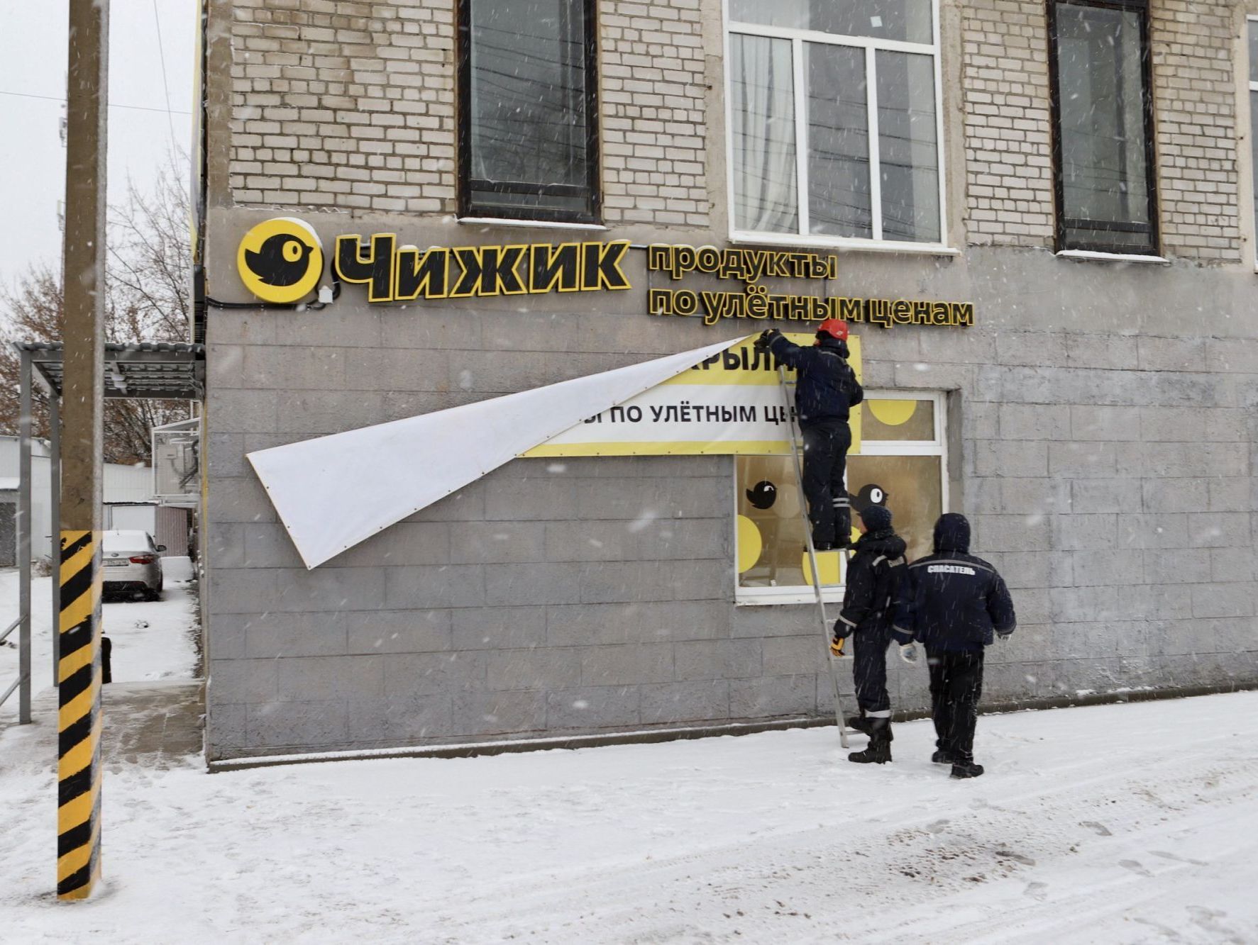 В областном центре продолжается демонтаж рекламных конструкций. Сегодня специалисты проводят работы на улицах Хрущева, Овечкина, Чумаковской, Павлуновского и Дзержинского.