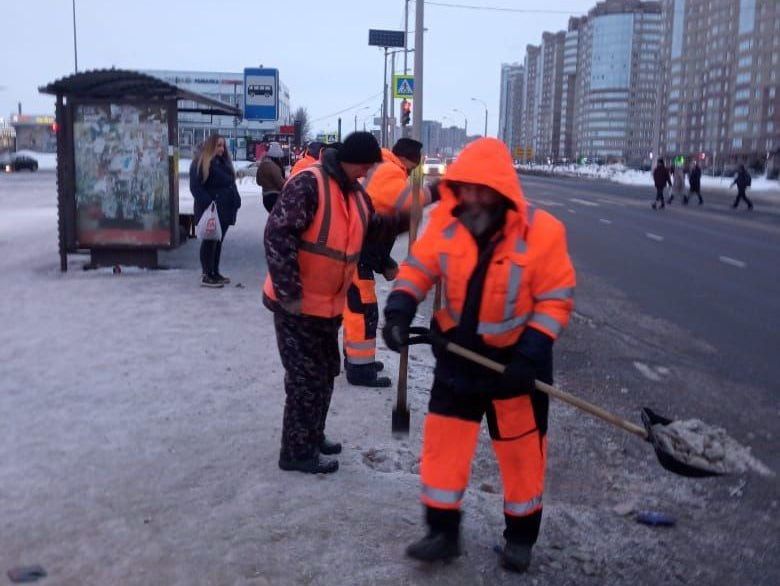 Рабочие продолжают чистить город от снега.