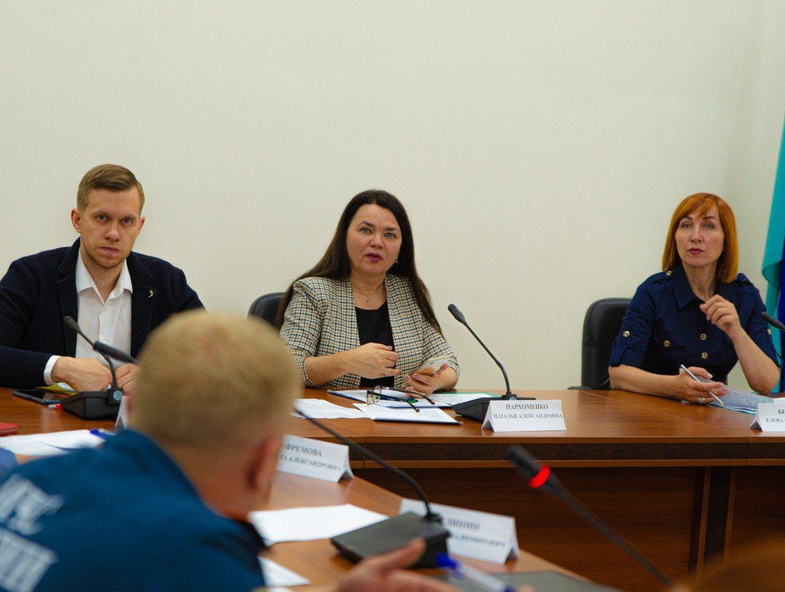Заместитель главы администрации города Наталья Пархоменко провела расширенное заседание комиссии по делам несовершеннолетних и защите их прав.