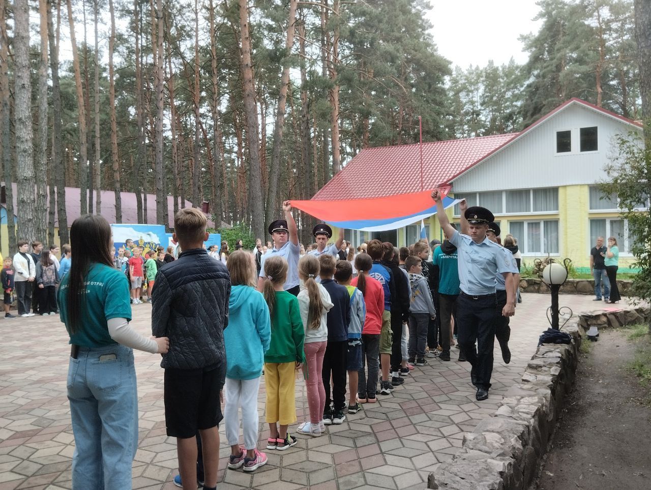 В лагере «Орлёнок» состоялась торжественная линейка, посвященная Дню Государственного флага России.