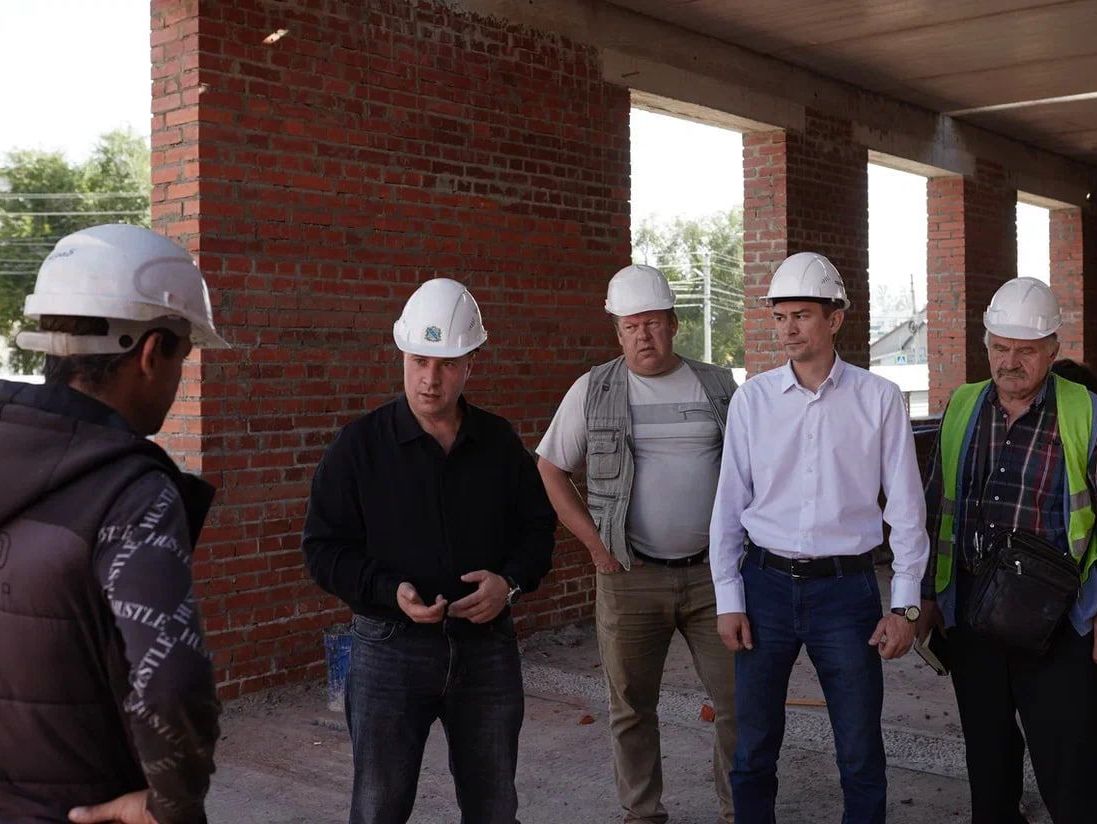 Сегодня первый заместитель главы администрации города Николай Цыбин оценил ход строительства и благоустройства шести объектов в Курске.