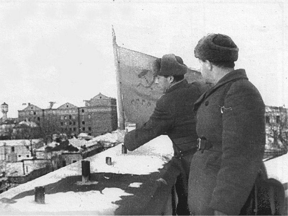 8 Февраля 1943 освобождение Курска. 8 Февраля день освобождения Курска от немецко-фашистских. Курск 8 февраля 1943. Освобождение города Курска 8 февраля. Красное знамя 1943