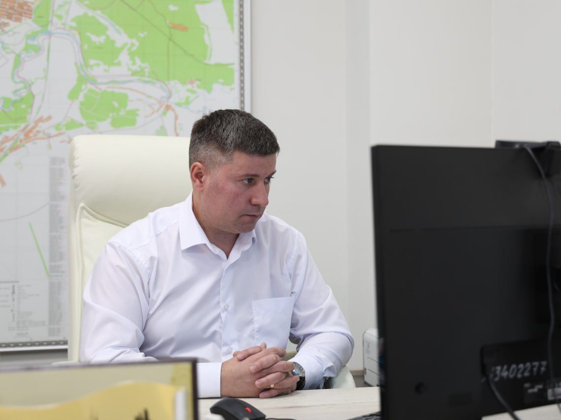 Первый заместитель главы администрации города Николай Цыбин в режиме ВКС обсудил вопросы взаимодействия ведомственных структур и подрядных организаций, ответственных за содержание городской дорожной инфраструктуры.