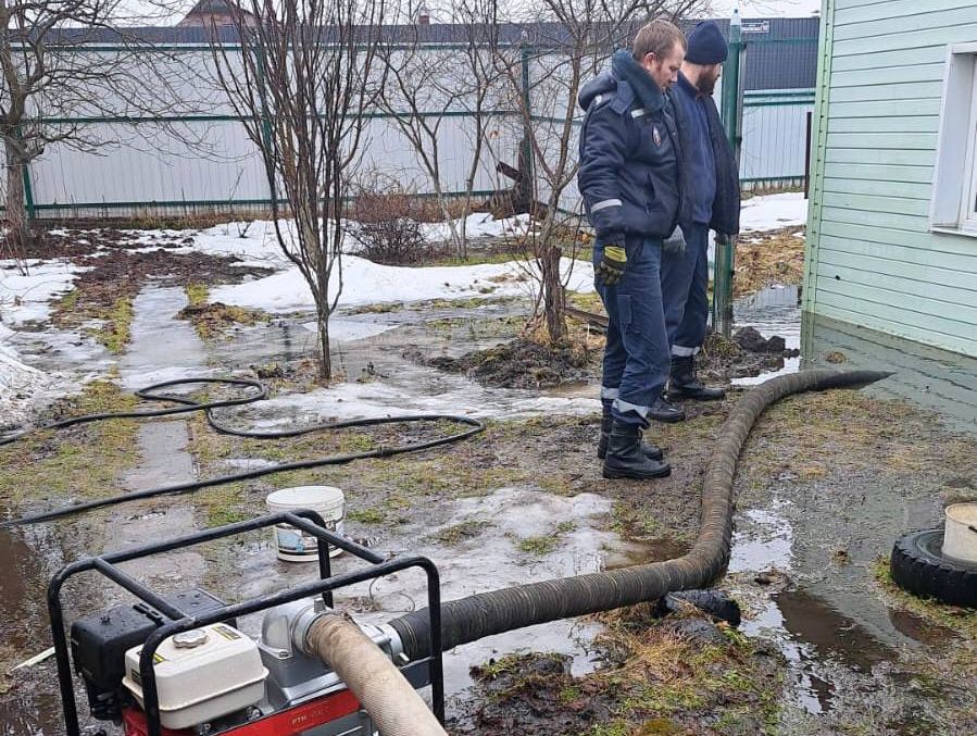 Грунтовые и талые воды создали сложности жителям Сеймского округа Курска.