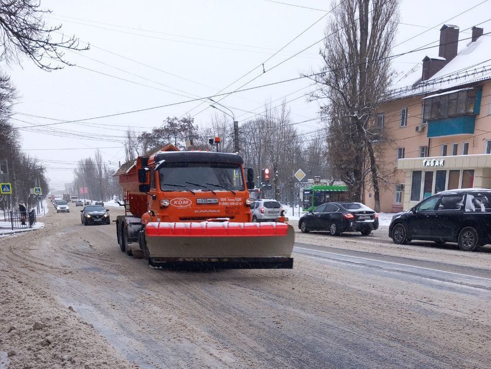 В связи со снегопадом дорожные и коммунальные службы переведены на усиленный режим работы.