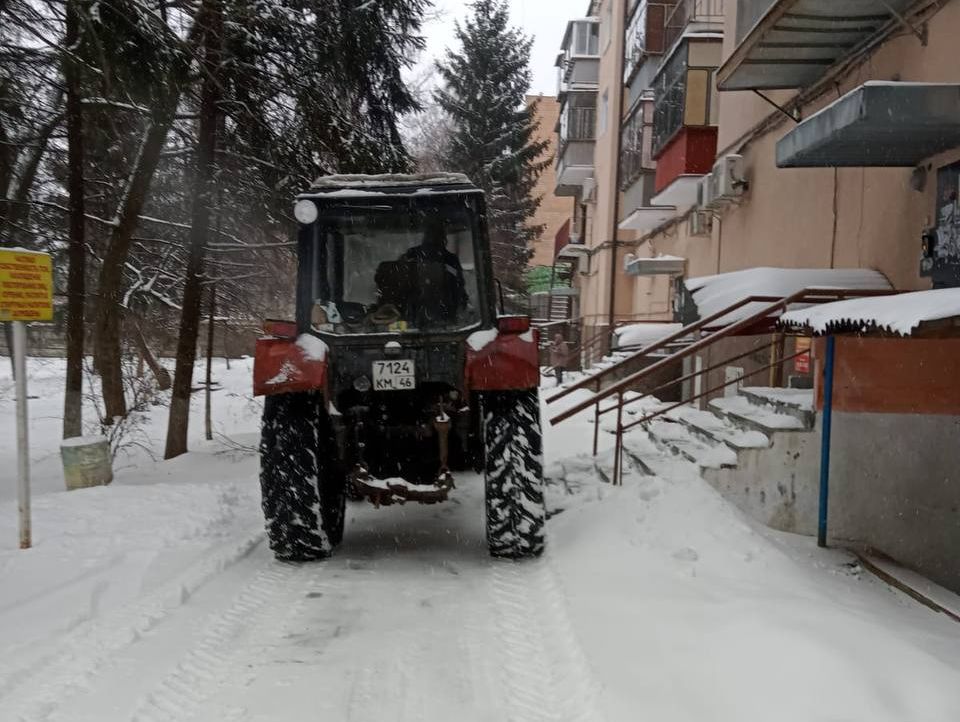 В Курске последствия снегопада устраняют сегодня 668 дворников.