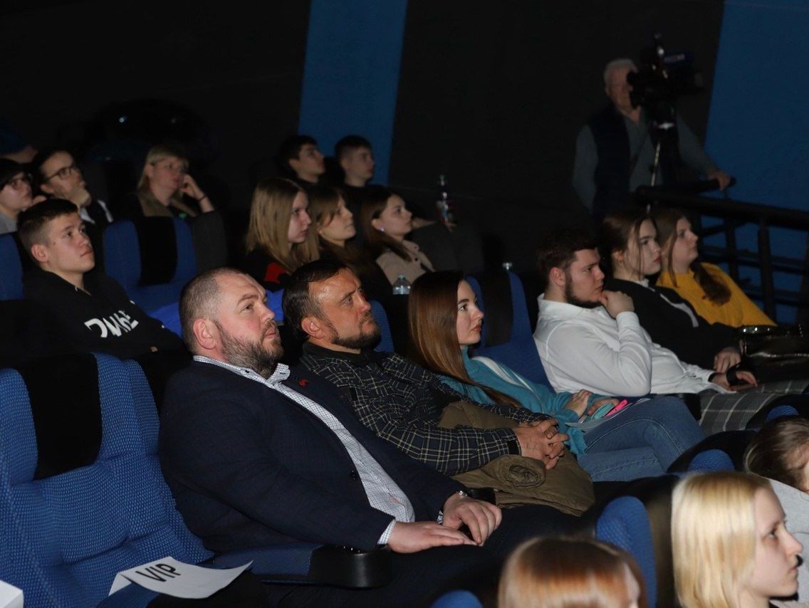 В кинотеатре «Синема 5» состоялся премьерный показ документального фильма «СВОими глазами: взгляд россиян на главный вызов эпохи».