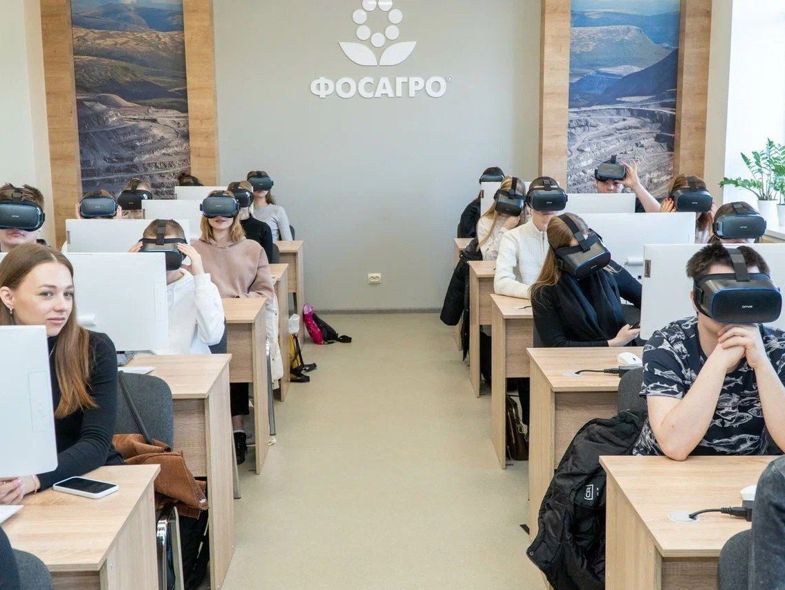Студенты и преподаватели Курского государственного агарного университета в режиме виртуальной реальности посетили экскурсию «Полёт над Петербургом».