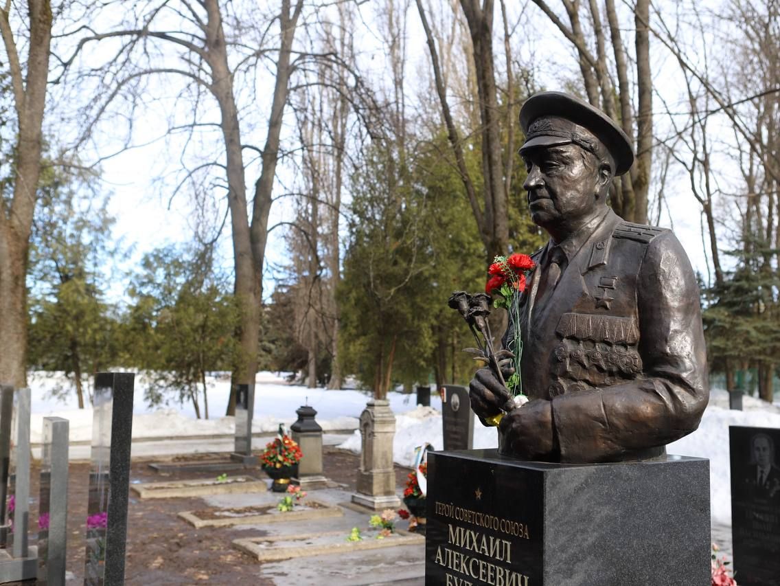 Куряне почтили память Героя Советского Союза Михаила Булатова. Сегодня исполнилось 4 года со дня его смерти.