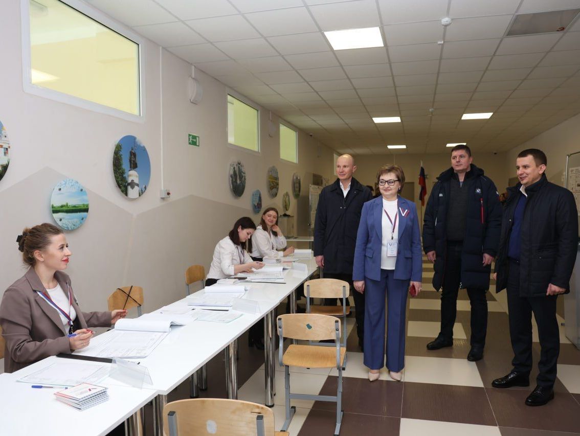 Вместе с замгубернатора Романом Денисовым и председателем Курского городского Собрания Владимиром Токаревым продолжил оценивать работу избирательных участков.