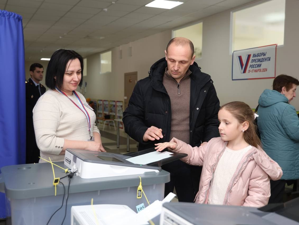 В школе №62 на избирательном участке №77 сегодня проголосовал заместитель главы администрации города Сергей Котляров. Он был вместе со своей дочкой Елизаветой.