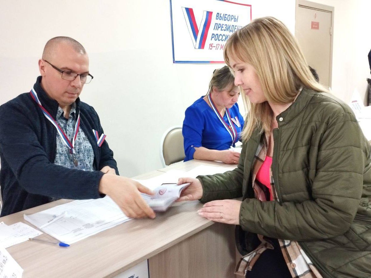 Жители Северного микрорайона Курска активно голосуют на президентских выборах.