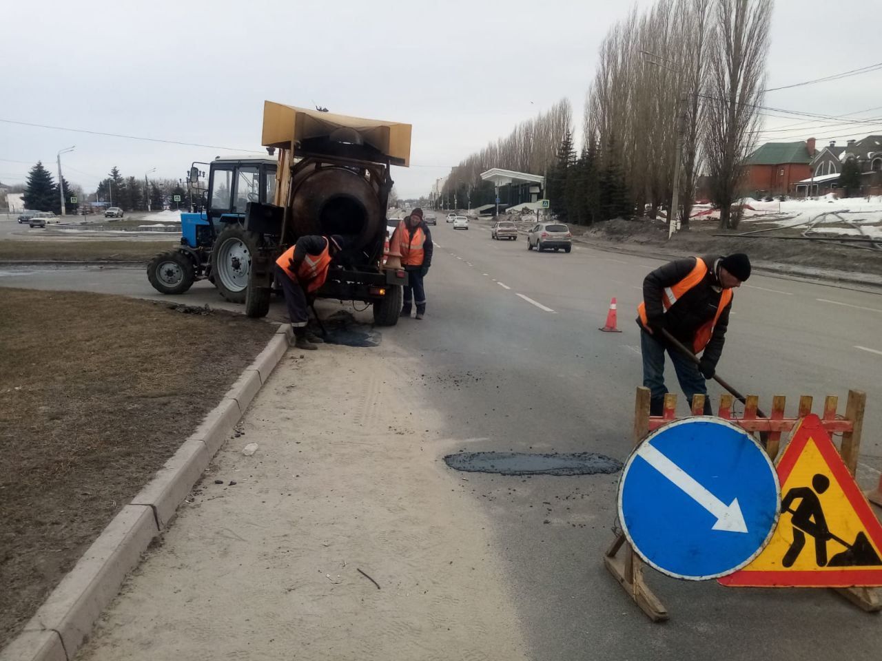 В Курске начался ямочный ремонт дорог.