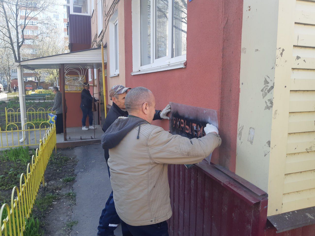 В Курске продолжается работа по осмотру заглубленных помещений и других подземных сооружений для укрытия населения.