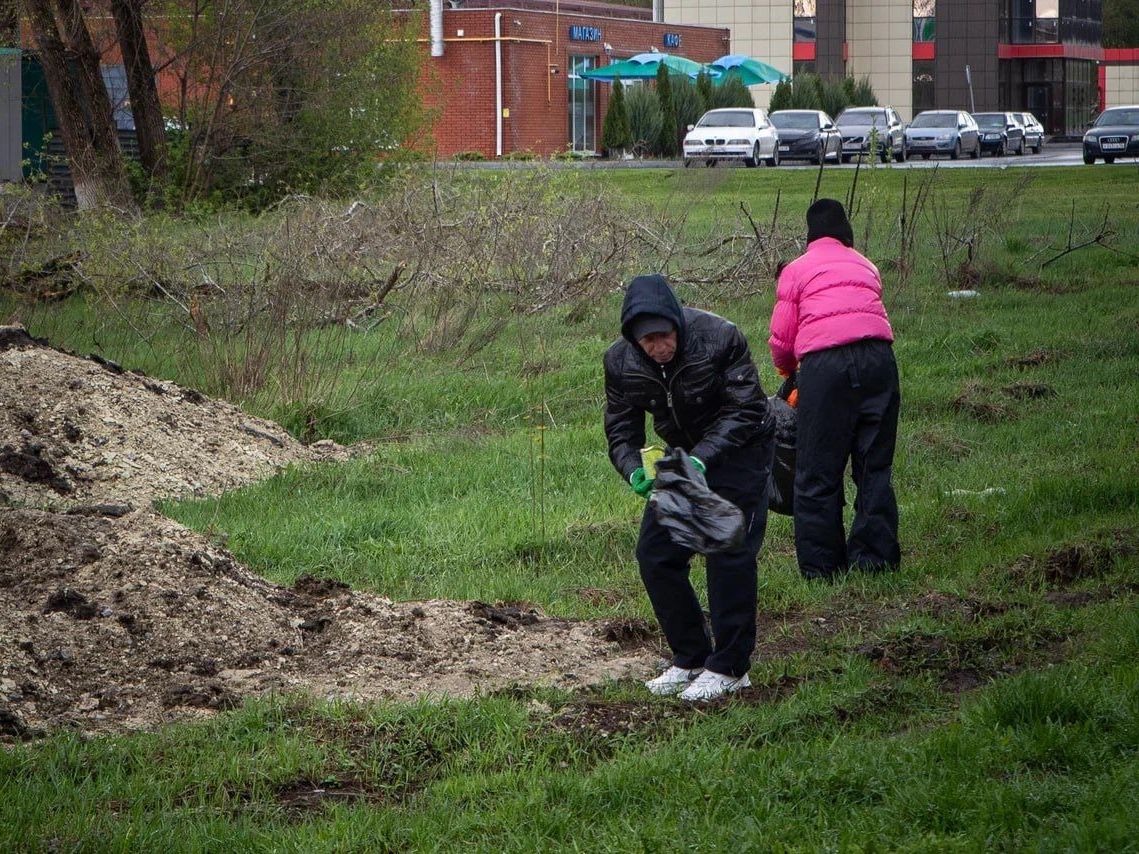 Сотрудники администрации города Курска, подведомственных учреждений и ресурсоснабжающих организаций вышли на уборку улиц.
