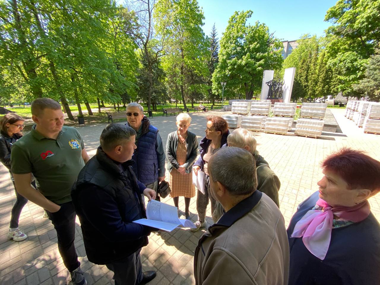 По поручению губернатора Романа Старовойта сегодня в парке Героев Гражданской войны специальная комиссия оценивает состояние деревьев.