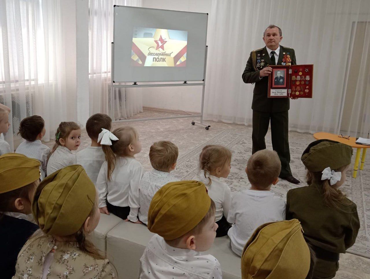 В преддверии Дня Победы в детском саду № 7 состоялась музыкально-литературная гостиная.