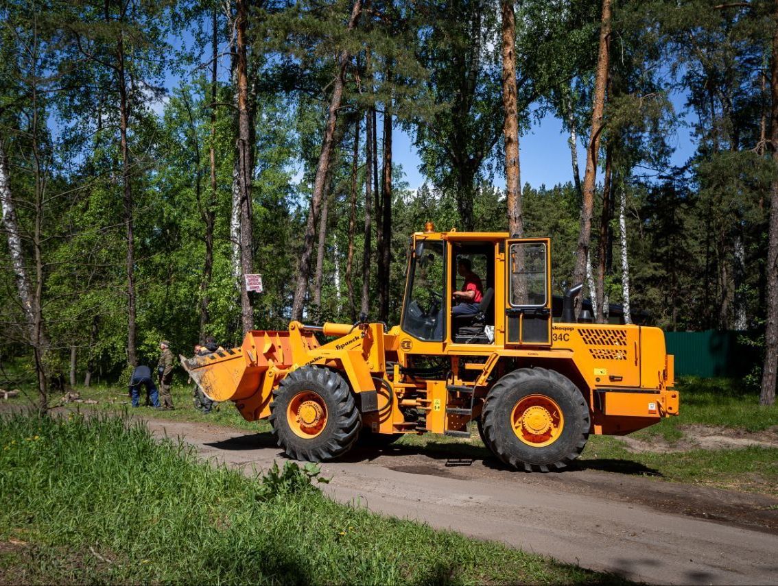 Вдоль дороги по улице Парк Солянка, ведущей к детским лагерям, продолжилась акция по заготовке дров для участников специальной военной операции.