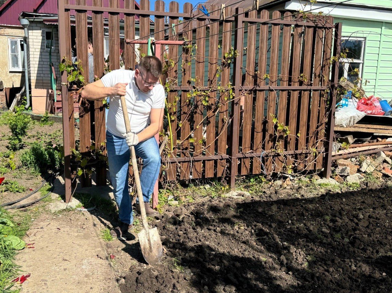 Волонтёры «Добро.Центра» и отряда «Сталь» объединённого центра «Монолит» помогли пенсионеру Вячеславу Ильичу вскопать огород.