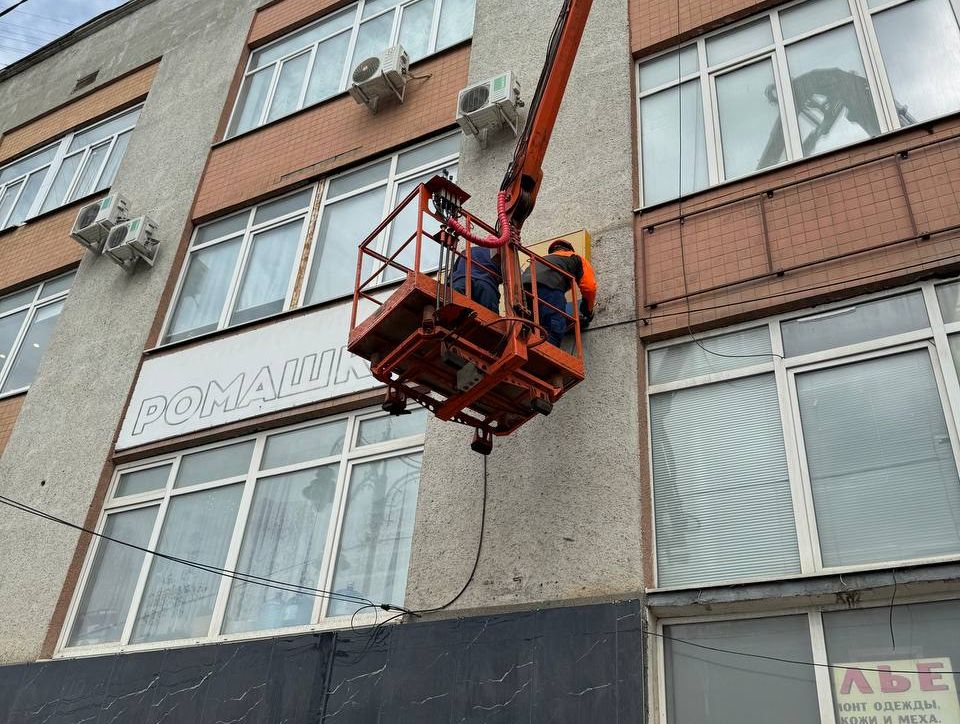 В Курске продолжается демонтаж рекламных конструкций.