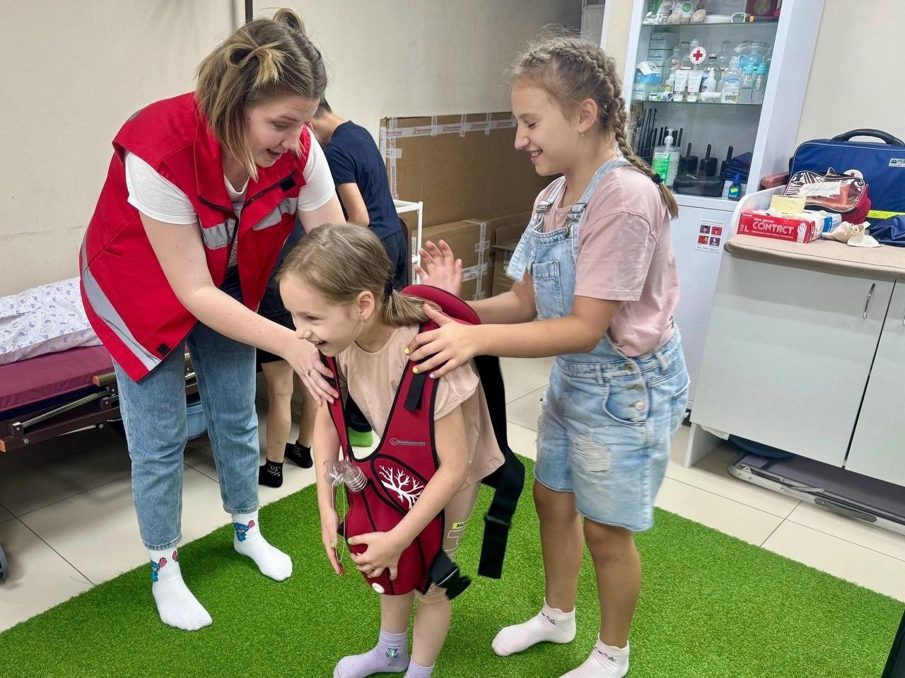 В дни летних каникул Российский Красный Крест проводит мастер-классы для детей.