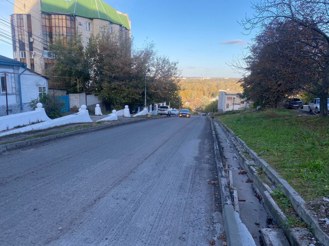 В Курске продолжается ремонт дороги на улице Мирной.