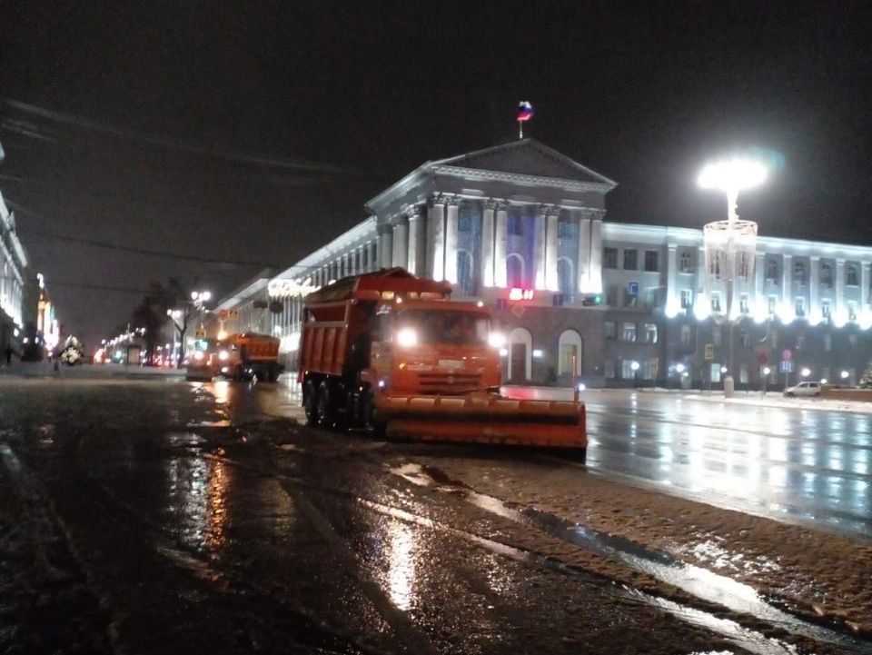 Сегодня днем на улицы Курска выйдут 59 единиц снегоуборочной техники и 63 дорожных рабочих.