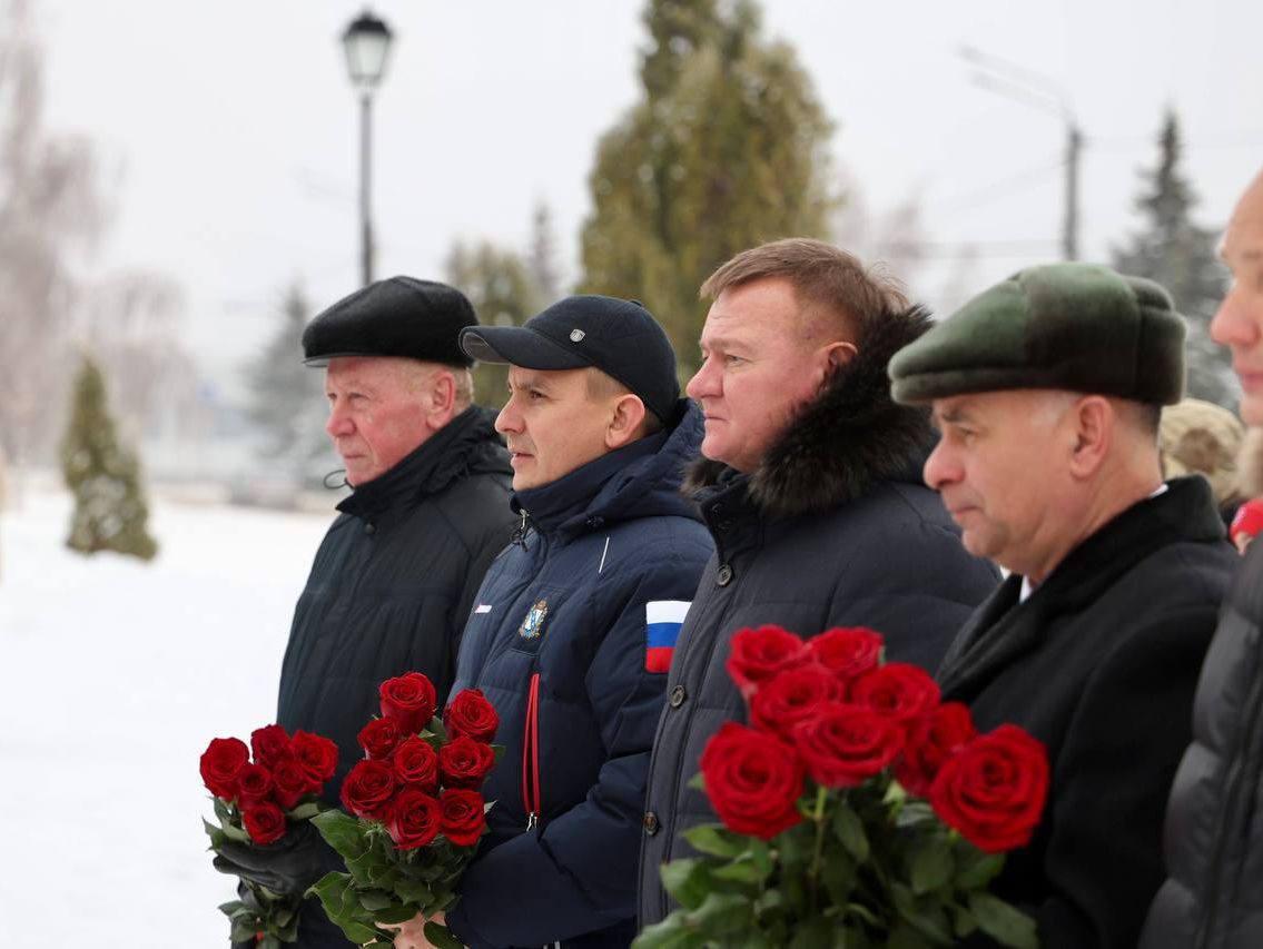 Глава города Курска Игорь Куцак принял участие в церемонии возложения венков и цветов, приуроченной ко Дню Неизвестного Солдата.