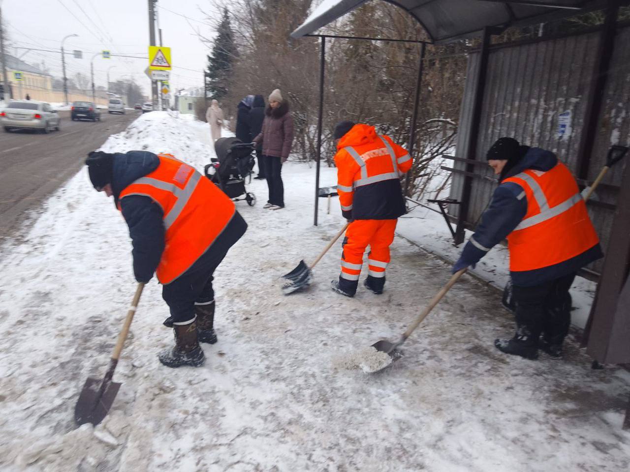 В городе продолжаются работы по уборке улиц от снега и наледи. Одновременно днем работают 63 единицы техники и 62 рабочих.