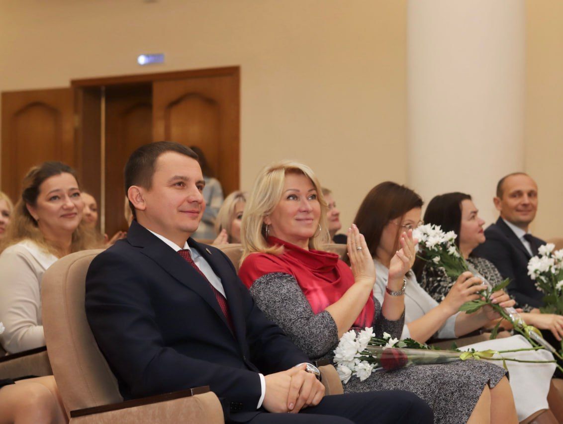 Накануне Дня матери глава города Курска Игорь Куцак поздравил многодетных мам и наградил победителей городского фотоконкурса «Курские мадонны».