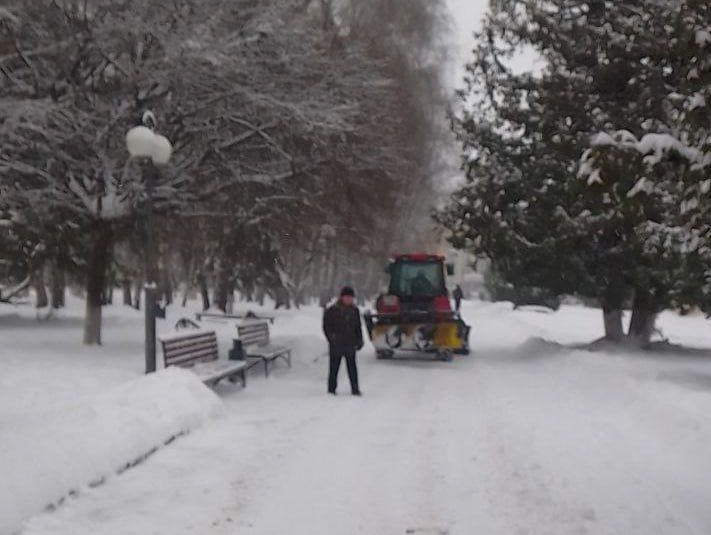 В парках и скверах Курска продолжают убирать снег. Об этом рассказали в комитете городского хозяйства.