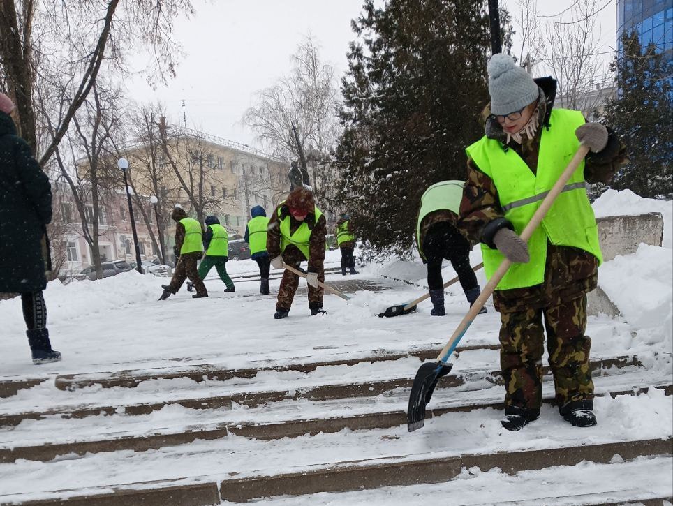 В Курске скверы и парки убирают 60 рабочих и 16 единиц техники.
