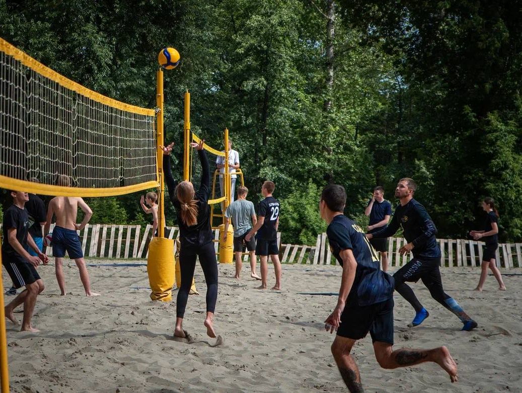 Семь команд активных курян приняли участие в соревнованиях по дворовому волейболу в парке «Боева дача».