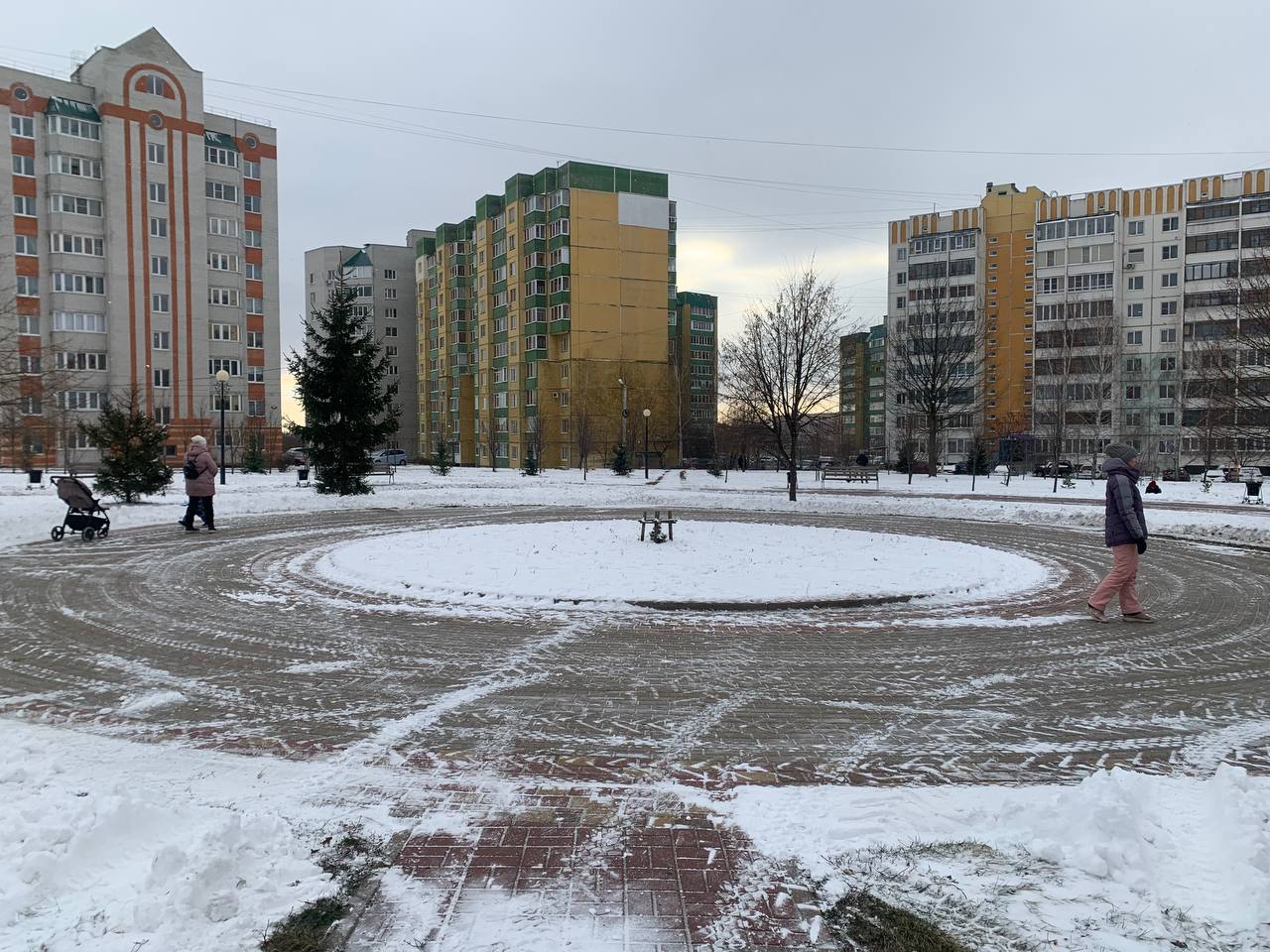 В Курске продолжаются работы по уборке скверов и парков.