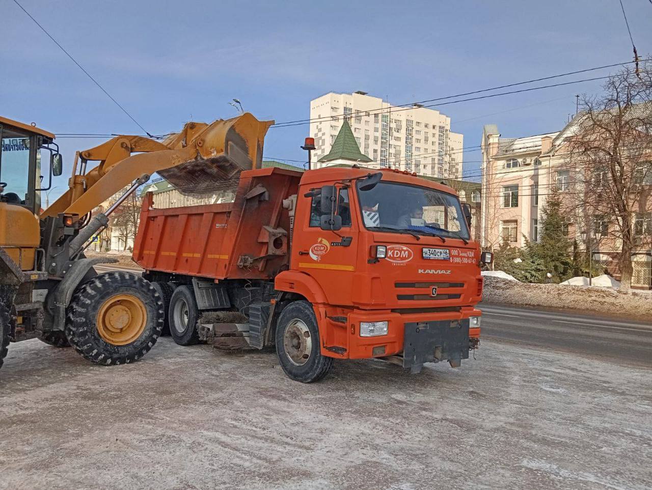 В морозную погоду подрядные организации продолжают обрабатывать автомобильные дороги в Курске в полном объёме.