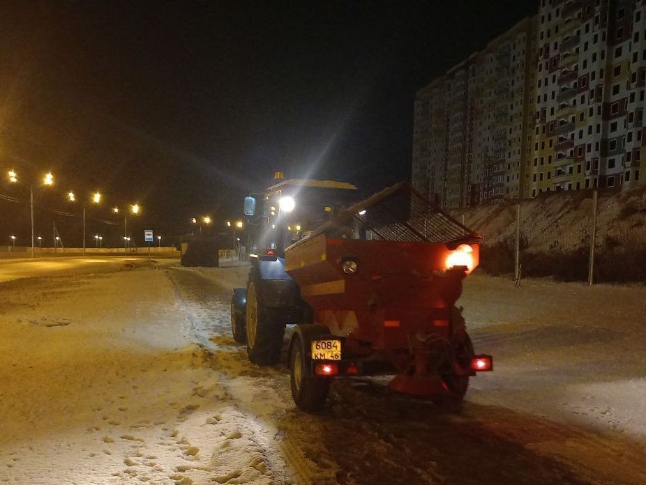 Сегодня 65 дорожных рабочих и 63 единицы техники будут убирать город от снега. Об этом сообщили в комитете дорожного хозяйства.