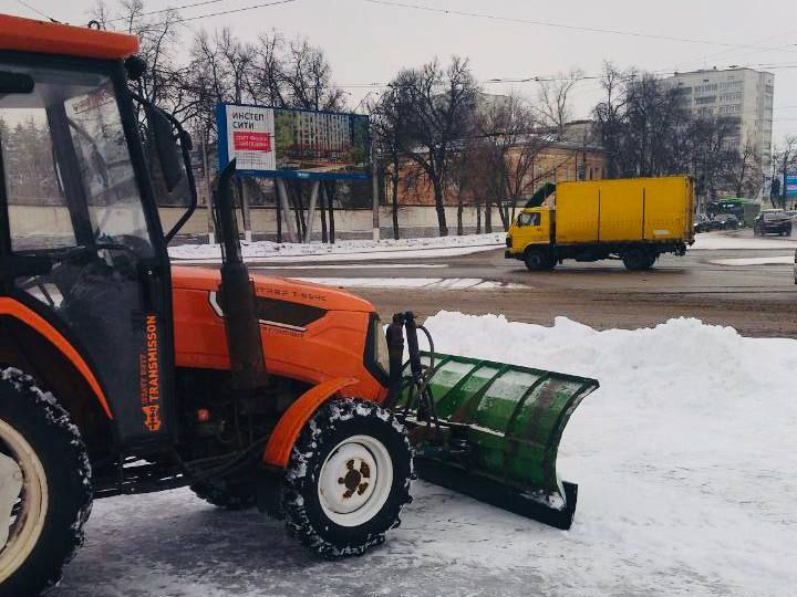 В Курске продолжается расчистка дорог от наледи и снега.
