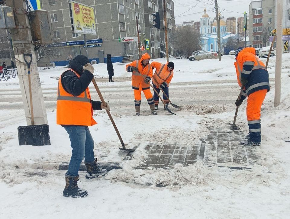 В Курске днем снег убирают 60 дорожных рабочих и 50 единиц техники.